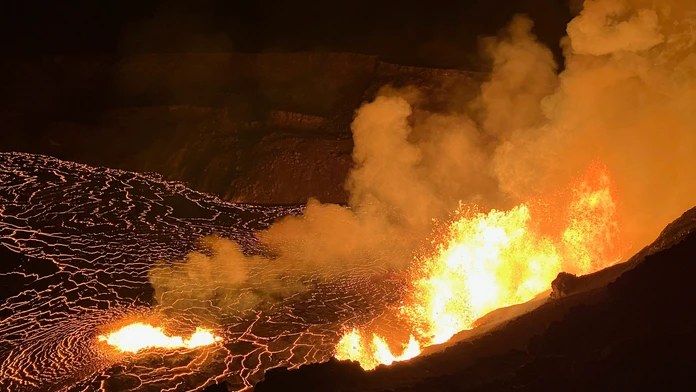VIDEO: Jedna z najaktívnejších sopiek sa opäť prebudila k životu. Vyvrhuje lávu až do výšky 80 metrov