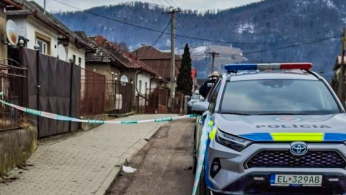 Na snímke polícia po brutálnom útoku v Helcmanovciach, kde muž dobodal ženu.