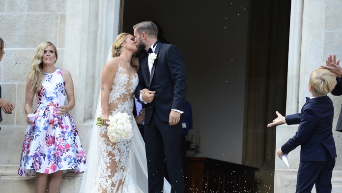 Novomanželský bozk