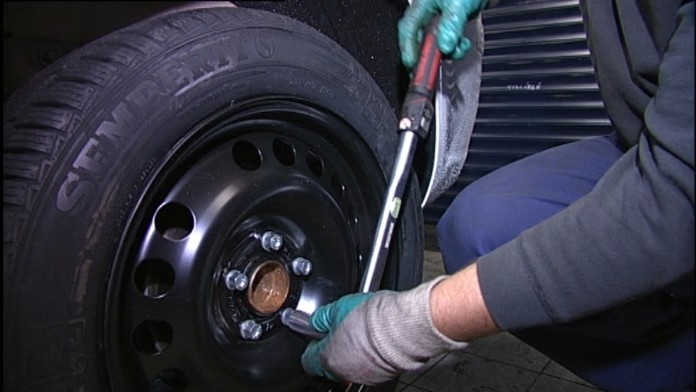 Nové autá budú mať od novembra snímače tlaku v pneumatiikách