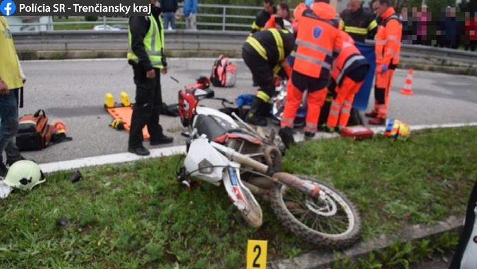 Žena bez vodičského preukazu havarovala na motorke, ktorá na ceste nemala čo robiť. Teraz bojuje o život