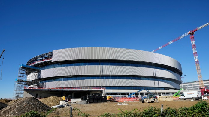 Práce na výstavbe štadióna meškajú, znepokojujú aj rozmery plochy. Organizátori OH sa bránia proti výčitkám