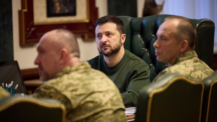 Francúzi nám idú na pomoc, tvrdil veliteľ ukrajinskej armády. Ešte nie je rozhodnuté, korigoval jeho slová Zelenskyj