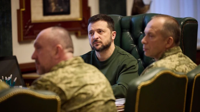 Francúzi nám idú na pomoc, tvrdil veliteľ ukrajinskej armády. Ešte nie je rozhodnuté, korigoval jeho slová Zelenskyj