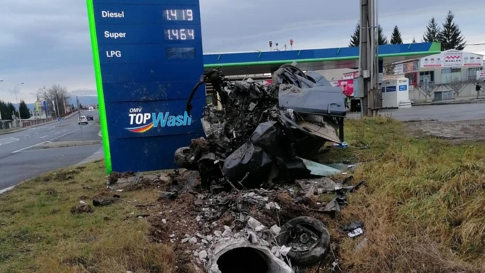 Tachometer sa zastavil na 200 km/h. Vodič nemal šancu prežiť, ľudia si vrak v Prievidzi hodiny nevšímali
