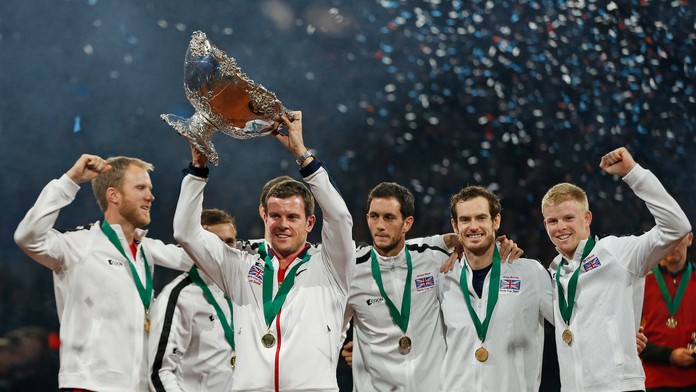 Nehrajúci kapitán britského daviscupového družstva Leon Smith dvíha nad hlavu Davisov pohár po výhre nad Belgickom.