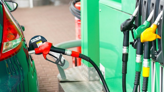 Muž tankuje benzín na pumpe 