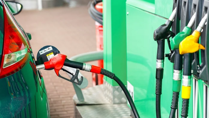 Muž tankuje benzín na pumpe 