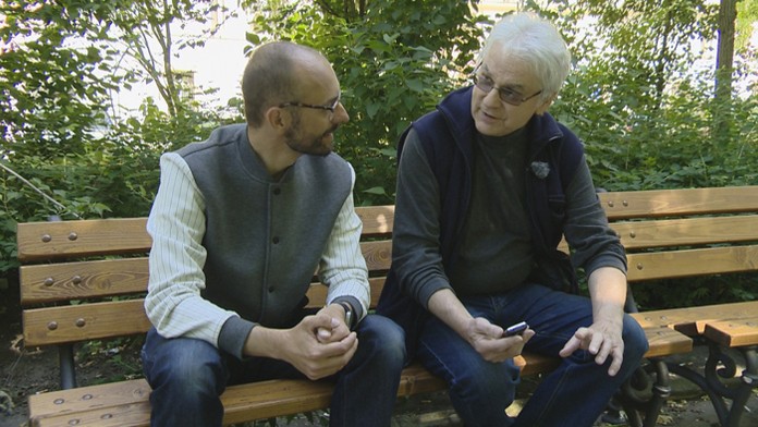 Michael Hák (vpravo) s reportérom magazínu Reflex Patrikom Stellerom.