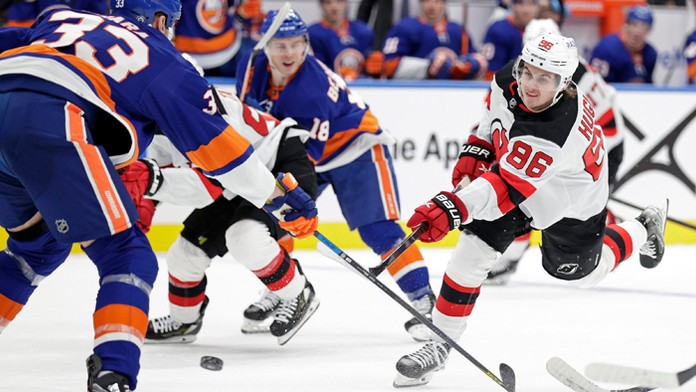 Na snímke vľavo slovenský obranca Islanders Zdeno Chára.