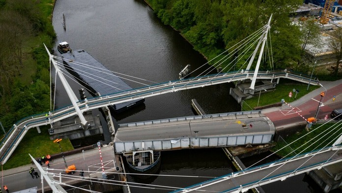 Zničený most Gerrit Krol-brug po náraze lode.