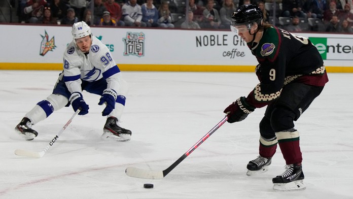 Pravé krídlo Clayton Keller z Arizony Coyotes a Michail Sergačev z Tampy Bay Lighting.