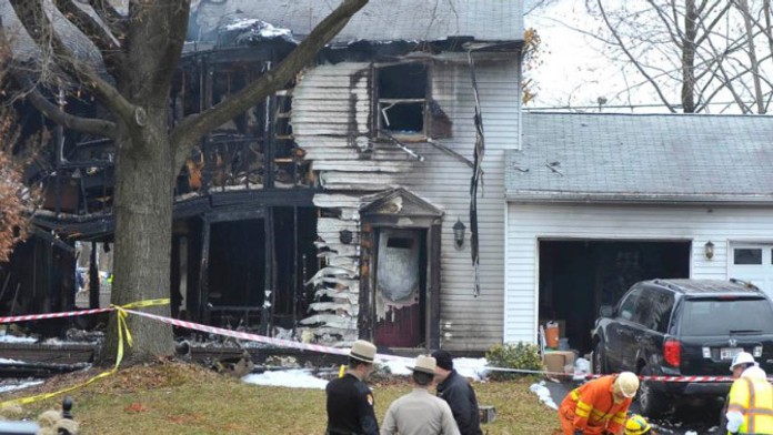 Pri páde malého lietadla zahynulo 6 ľudí, vrátane matky a dvoch detí v dome.