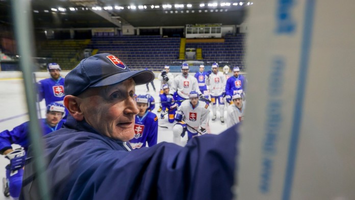 Na snímke tréner Craig Ramsay počas tréningu na oficiálnom zraze slovenskej hokejovej reprezentácie pred MS v Rige v Piešťanoch.