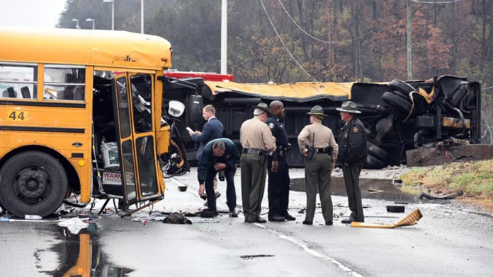 Po nehode školského autobusu v Tennessee. 