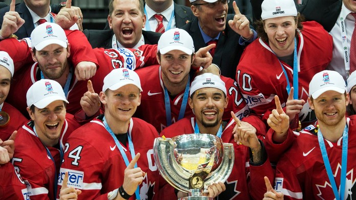 Pózovanie s trofejou pre svetových šampiónov z MS v Rusku v podaní kanadskej reprezentácie