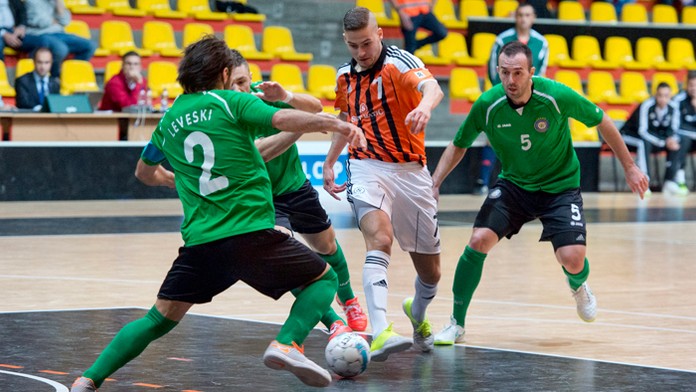 Na archívnej snímke zľava Zoran Leveski (Skopje), Matúš Kyjovský (Slov-Matic) a Alexandar Gligorov (Skopje).