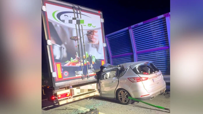 Smrteľná nehoda na diaľnici D1. Auto vrazilo do kamióna, vodič nemal šancu prežiť