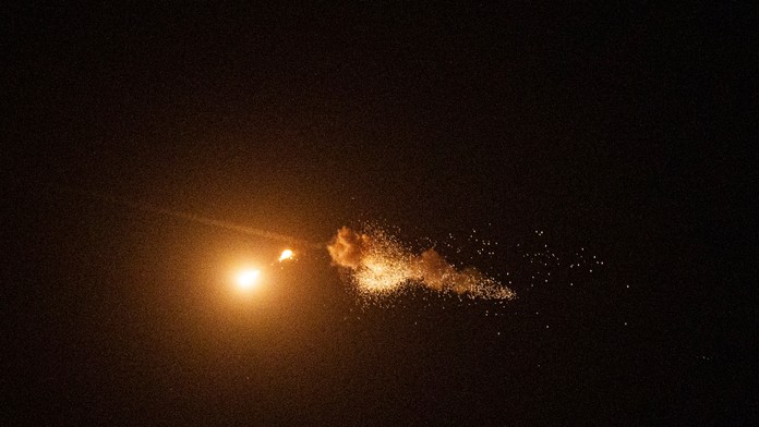 Ukrajinský protivzdušný obranný systém zostreľuje dron Šáhid.