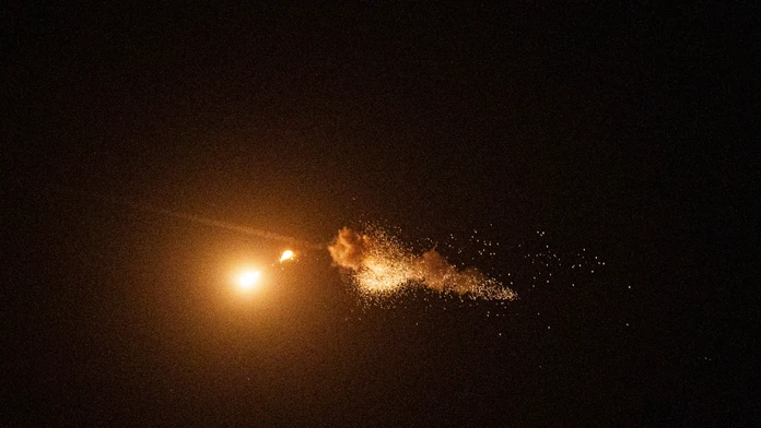 Ukrajinský protivzdušný obranný systém zostreľuje dron Šáhid.