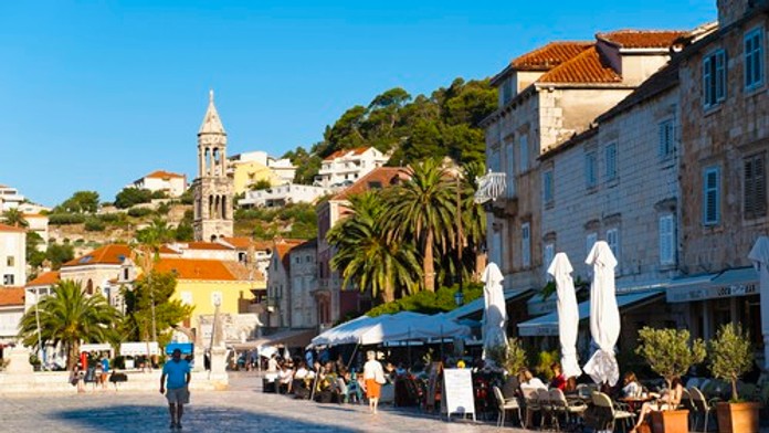 Pokuty, obmedzenia hluku aj zákaz plaviek v centre. Chorvátsky ostrov sprísňuje pravidlá pre turistov