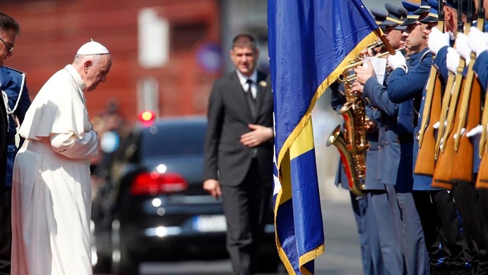 Pápež František pricestoval do Bosny.