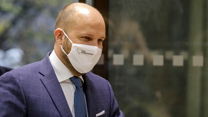 Sára podpláca medvedíka