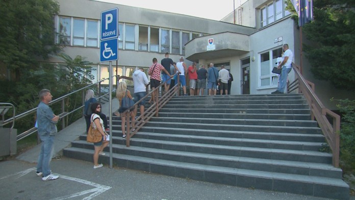 Ľudia pred dopravným inšpektorátom v Nitre.