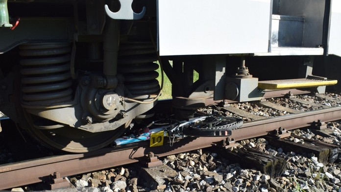 Osobný vlak zrazil na železničnom priecestí len šesťročnú cyklistku.