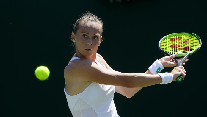 Slovenská tenistka Magdaléna Rybáriková vracia úder Rumunke Sorane Cirsteovej v 1. kole Wimbledonu.