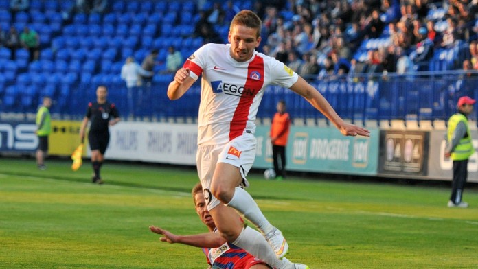 Na snímke dole hráč Senice Lukáš Opiela a hráč Trenčína Dávid Guba.