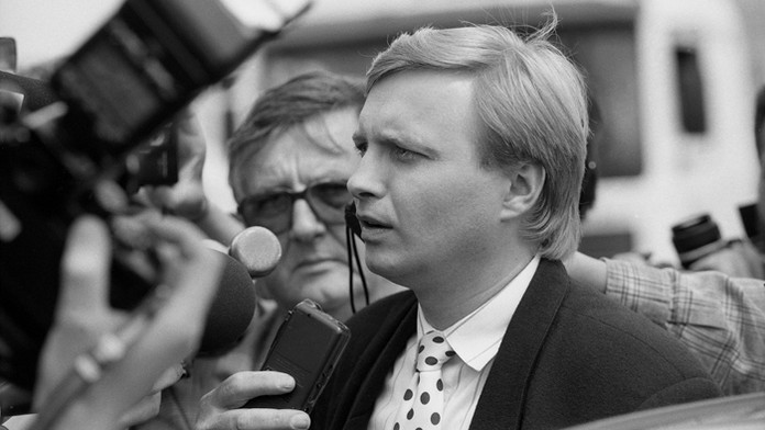 Na archívnej snímke z 26. júna 1996 Michal Kováč  mladší na hraničnom priechode Bratislava-Berg.