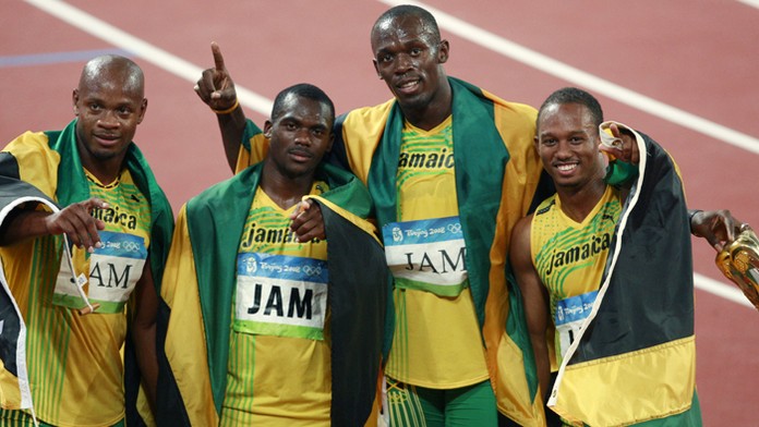 Jamajskí bežci zľava Asafa Powell, Nesta Carter, Usain Bolt a Michael Frater po víťaztve v štafete na OH v Pekingu.