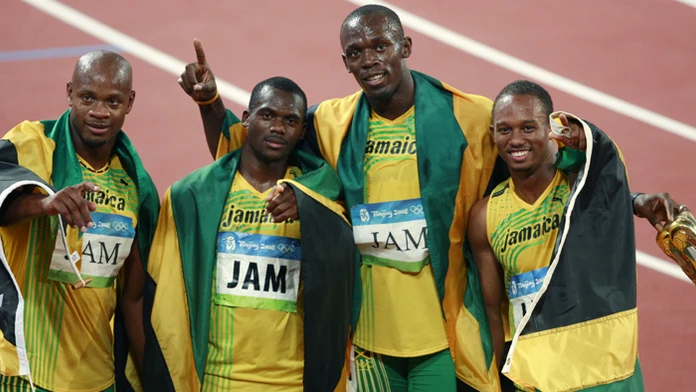 Jamajskí bežci zľava Asafa Powell, Nesta Carter, Usain Bolt a Michael Frater po víťaztve v štafete na OH v Pekingu.