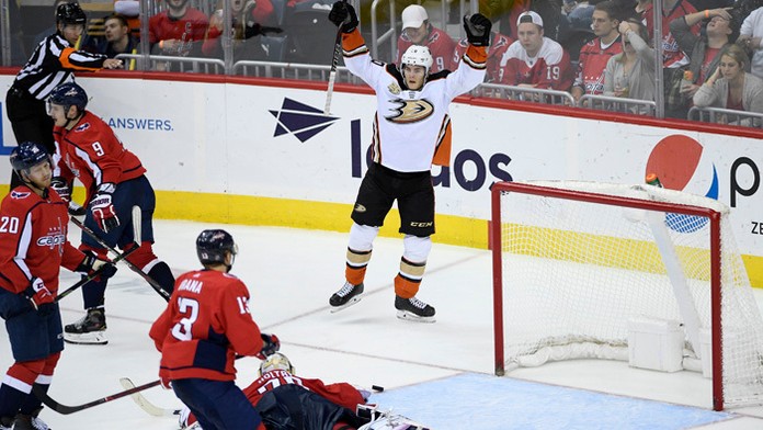 Hokejista Anaheimu Ducks Pontus Aberg sa teší po strelení víťazného gólu.