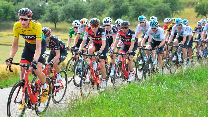 Cyklisti počas pretekov Okolo Švajčiarska.