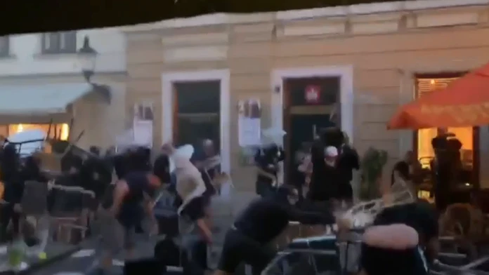 Hasič vyslobodzuje psa.