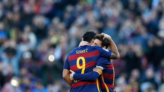 Luis Suarez a Lionel Messi na archívnej snímke.