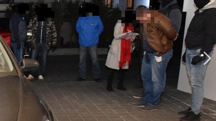 Traja podozriví vydierali mužov.