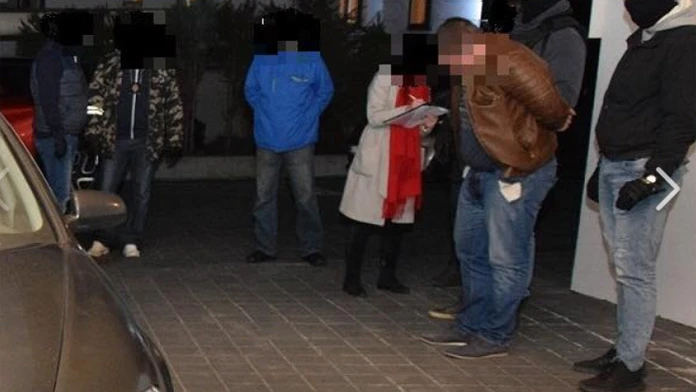Traja podozriví vydierali mužov.
