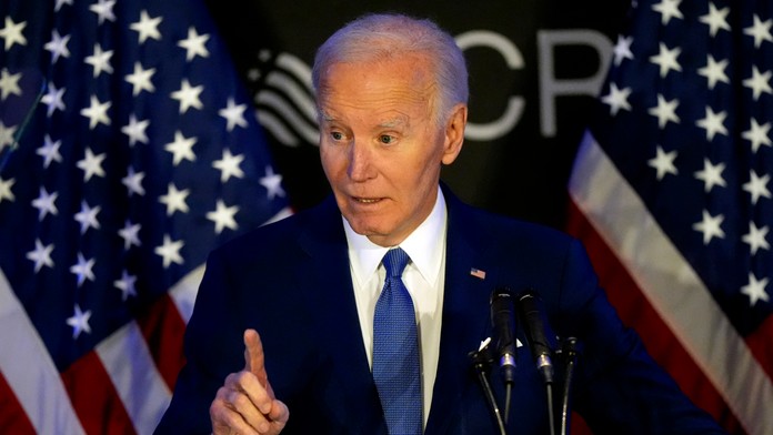 Bývalý americký prezident Joe Biden gestikuluje počas svojho prvého väčšieho prejavu po odchode z Bieleho domu.