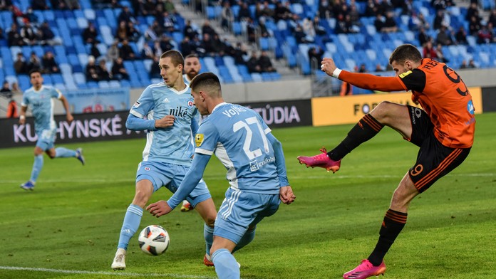 Zľava Matúš Vojtko zo Slovana Bratislava) a Martin Regáli (MFK Ružomberok) v dueli Fortuna ligy.