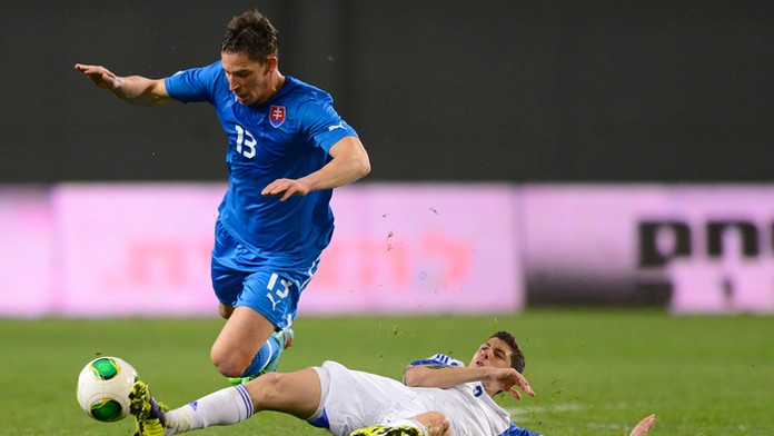 Filip Hološko (vľavo) a hráč Izraela Maor Melicsohn na archívnej snímke.