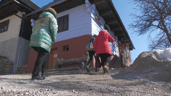 Rozpadnutá cesta vo Vlkolínci ohrozuje turistov. Miestni hovoria o hanbe