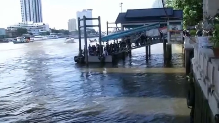 Bomba sa odrazila od móla a vybuchla pod hladinou