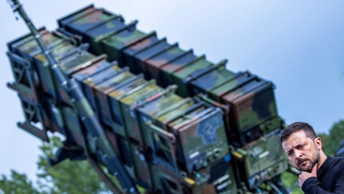 Volodymyr Zelenskyj stojí pred raketovým systémom protivzdušnej obrany Patriot počas návštevy vojenského výcvikového priestoru v Nemecku.