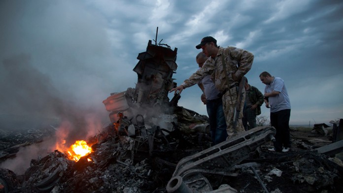 Trosky havarovaného Boeingu 777 na rusko-ukrajinskej hranici.