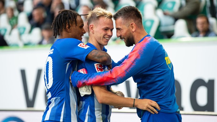 Ondrej Duda (uprostred) z Herthy Berlín sa teší z gólu so spoluhráčmi.