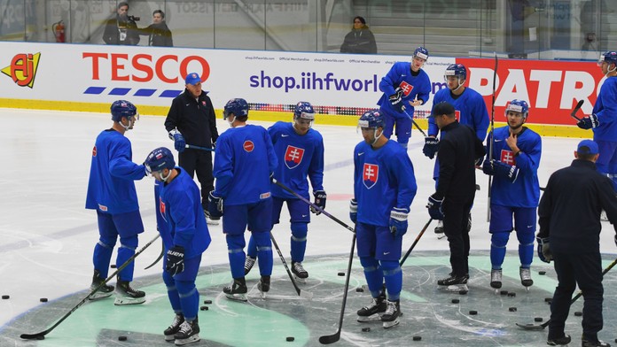 Slovenskí hokejisti počas sobotňajšieho tréningu 