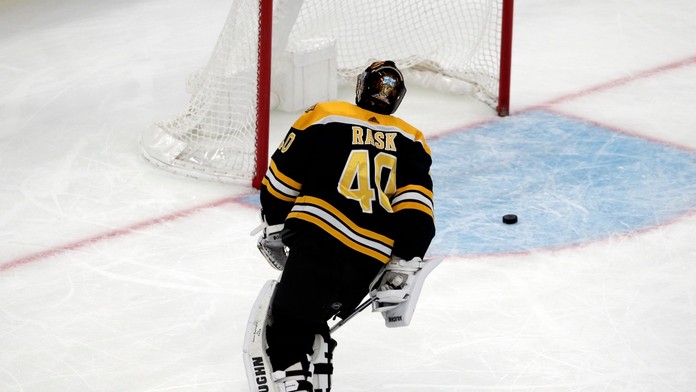Tuukka Rask z Bostonu v dueli proti Vancouveru.